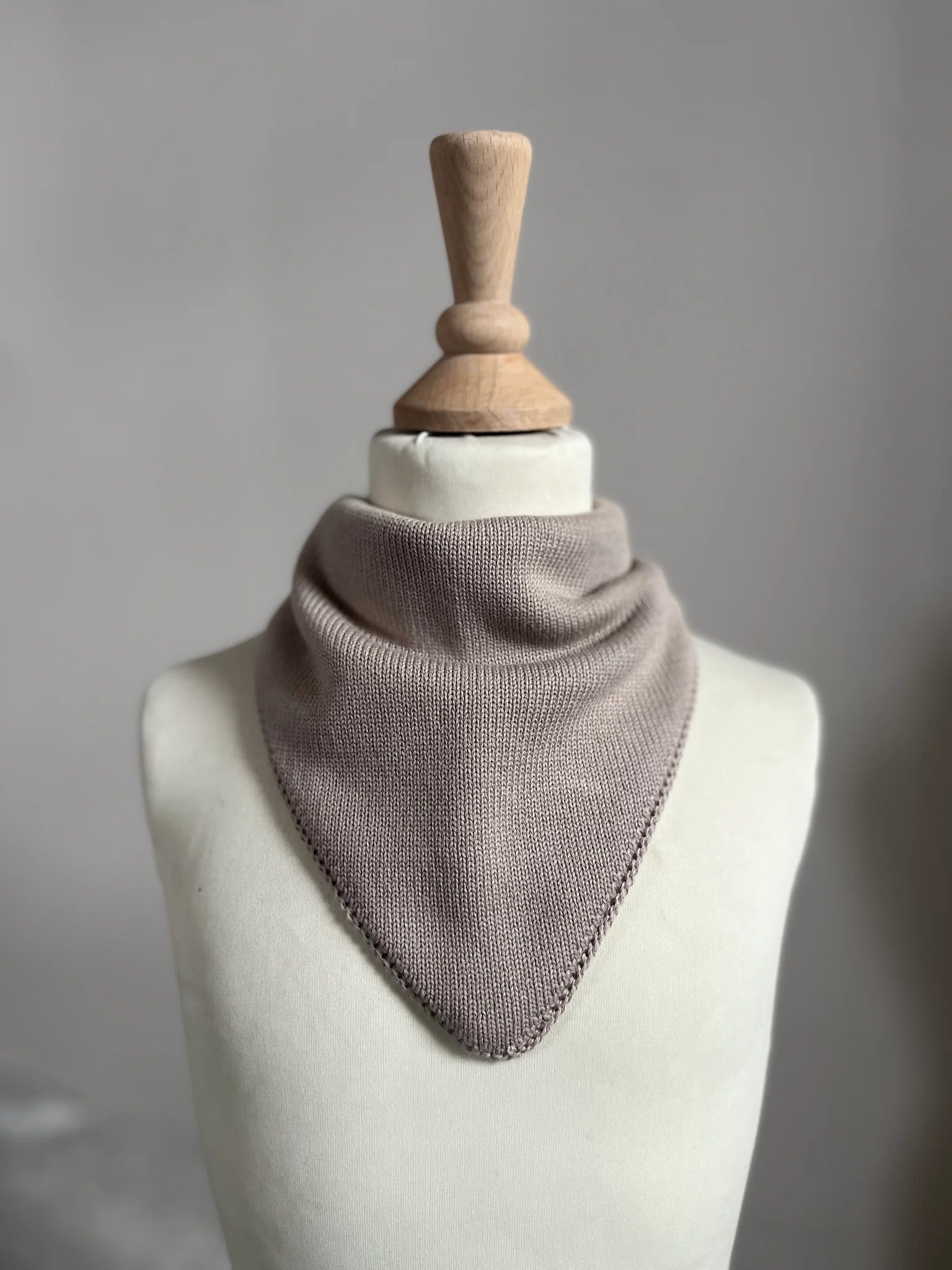 Leo Bib slefsmekkur Beige