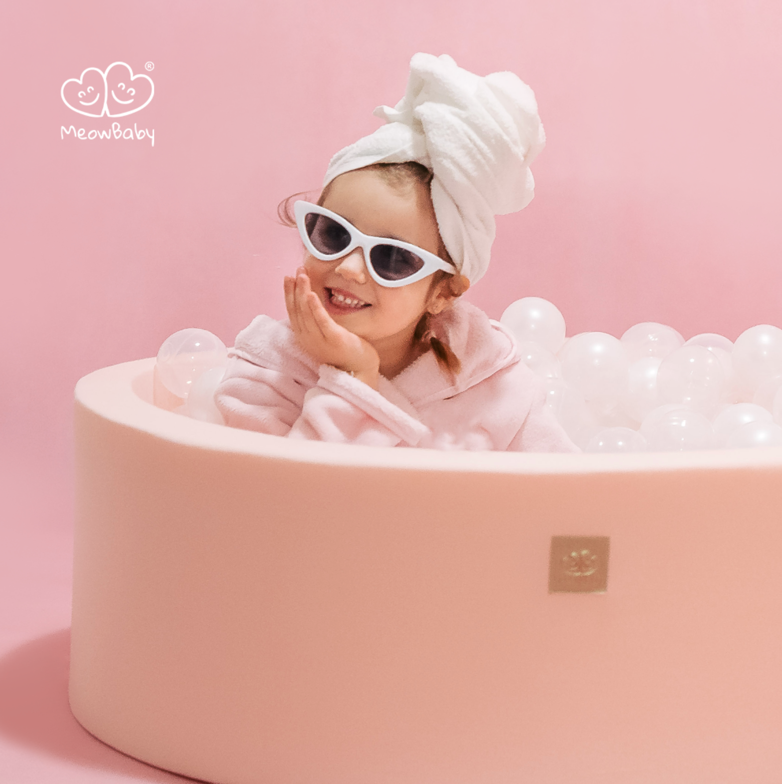 Boltaland Bleikt með hvítum, perluhvítum og glærum boltum