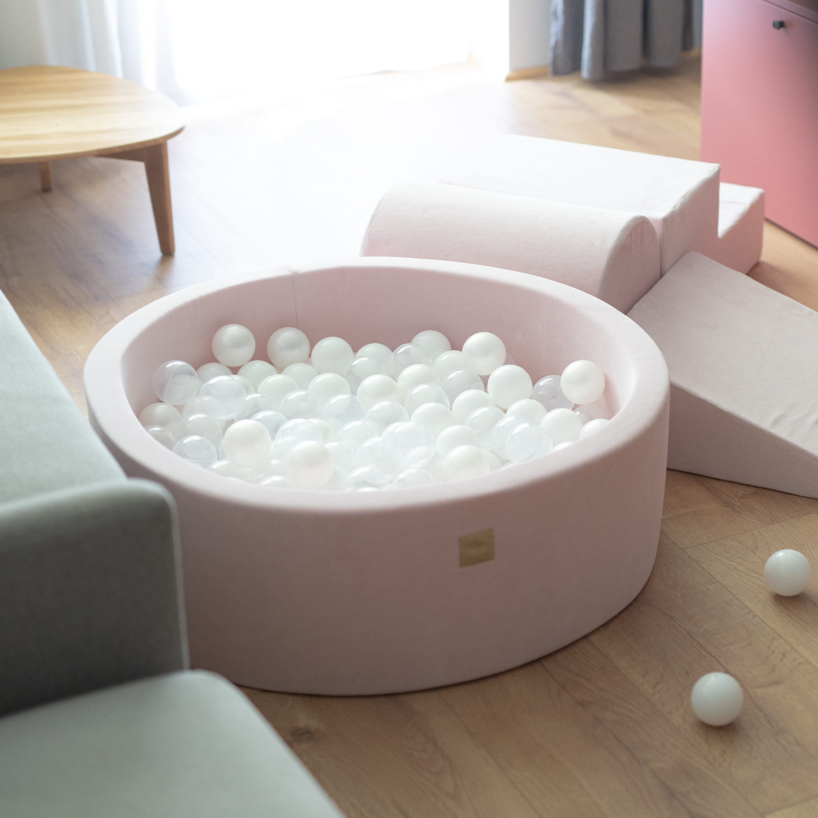 Leikbraut m. Stóru Boltalandi - Bleik með hvítum og glærum boltum